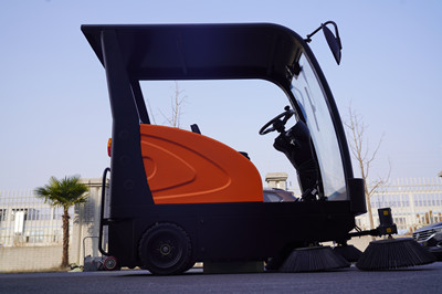 榮事達(dá)DS180駕駛式掃地機(jī)有哪些優(yōu)勢(shì) 榮事達(dá)DS180駕駛式掃地機(jī)有哪些優(yōu)勢(shì).jpg